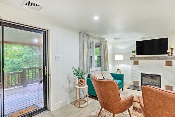 TV connectée, cheminée, livres