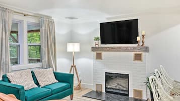 Smart-TV, Kamin, Bücher