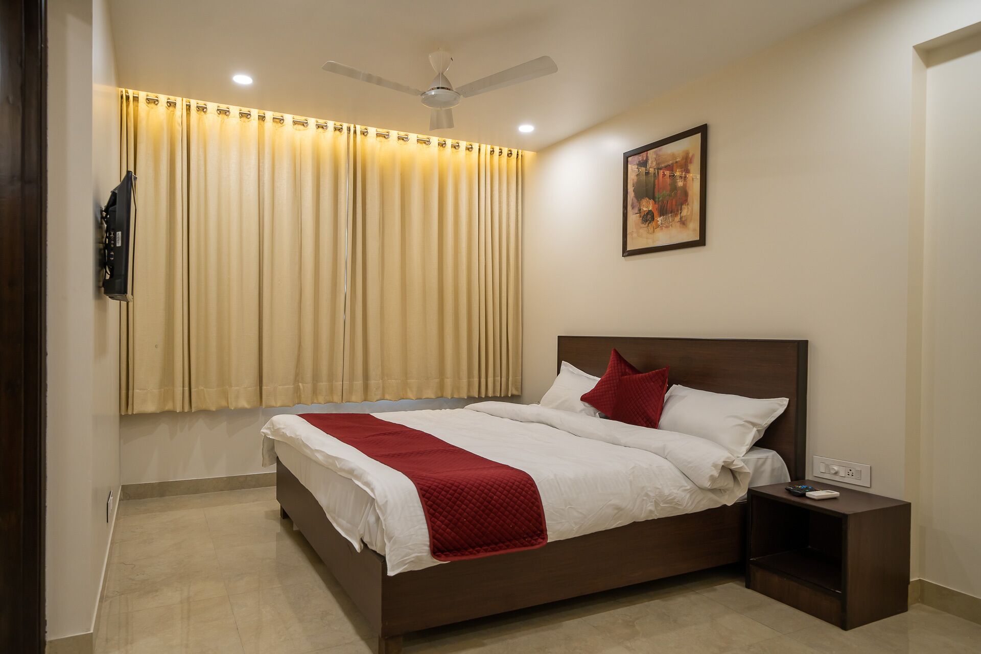 deluxe room | in-room safe, soundproofing, bed sheets