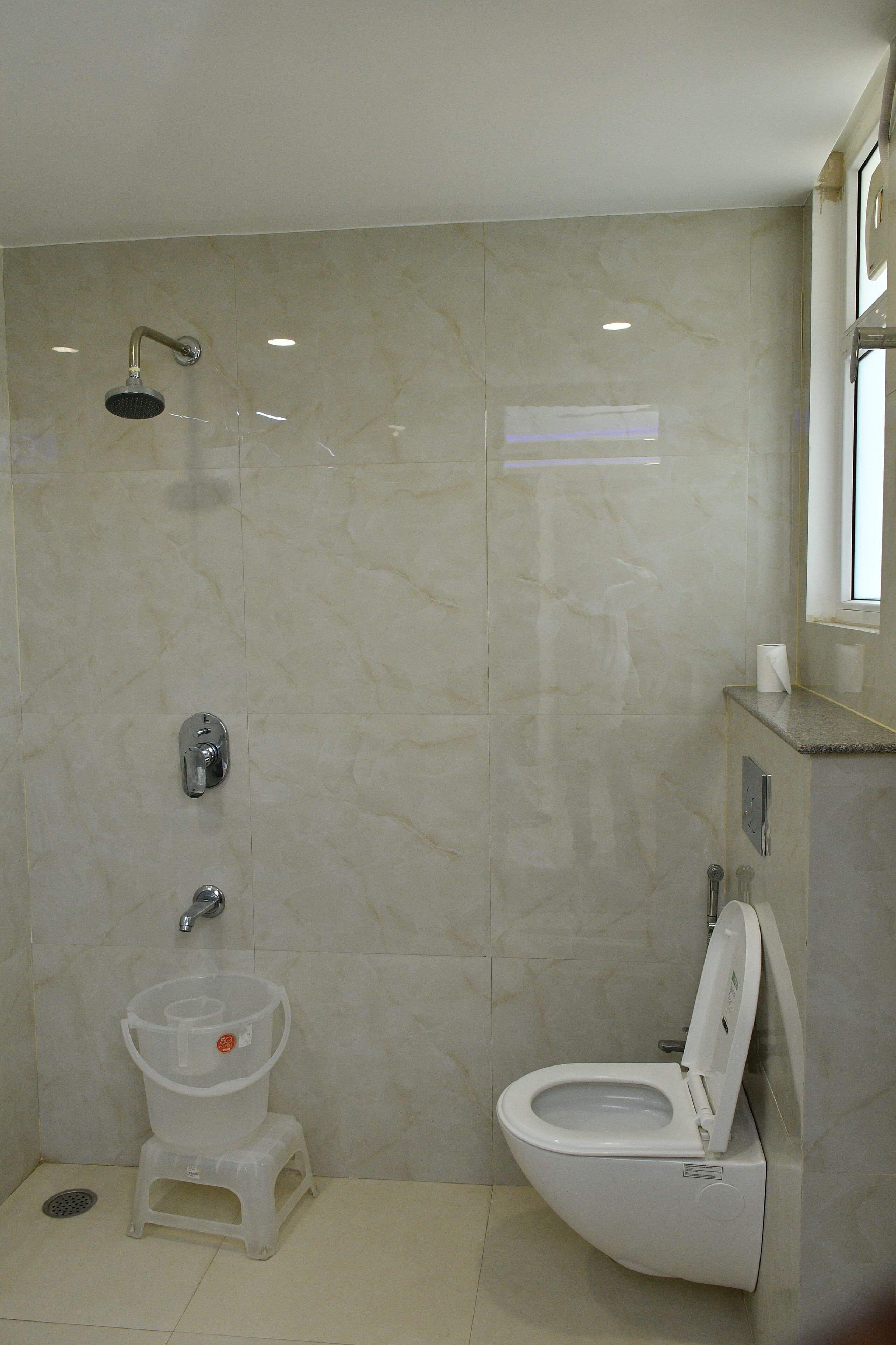 deluxe room | bathroom | shower, free toiletries, towels
