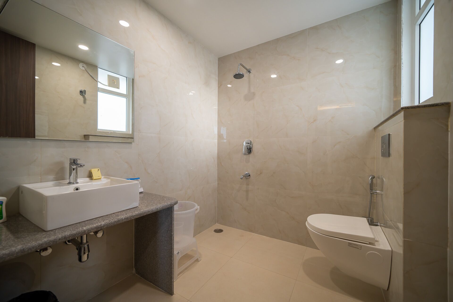 deluxe room | bathroom | shower, free toiletries, towels