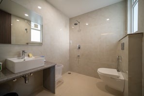 Habitación Deluxe | Baño | Regadera, amenidades de baño gratuitas, toallas 