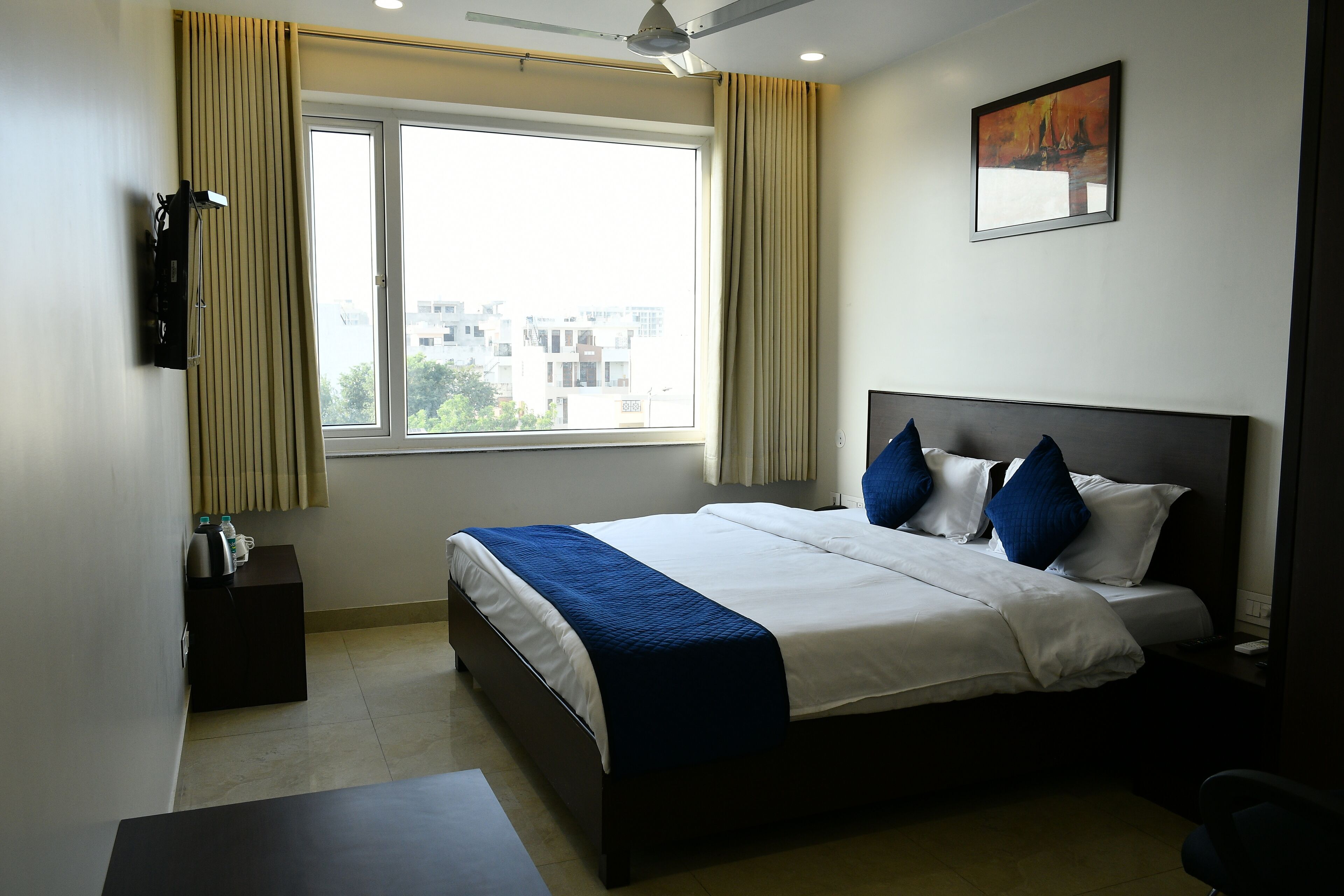 deluxe room | in-room safe, soundproofing, bed sheets