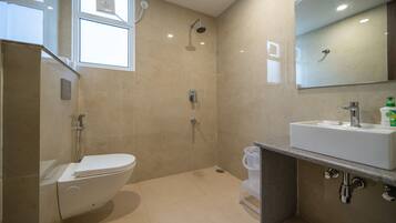 Superior Double Room | Bathroom | Shower, free toiletries, towels