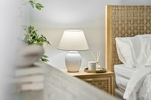 3 habitaciones, escritorio y tabla de planchar con plancha