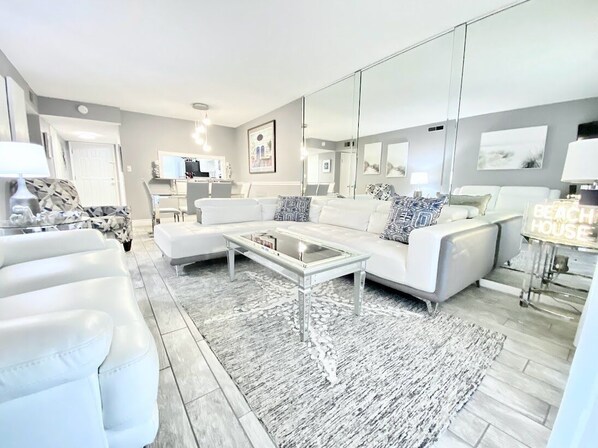 TV, DVD-spiller, bøker og filmbibliotek