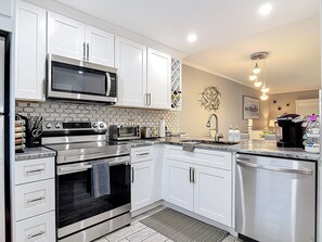 Kjøleskap, mikrobølgeovn, ovn og kokeplater