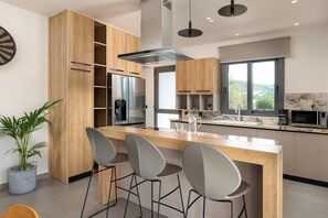 Fridge, microwave, oven, stovetop - Mirena Luxury Living - Casa di Maria (Αφάντου)