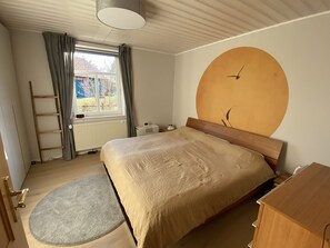 3 chambres, coffres-forts dans les chambres, bureau, lit parapluie