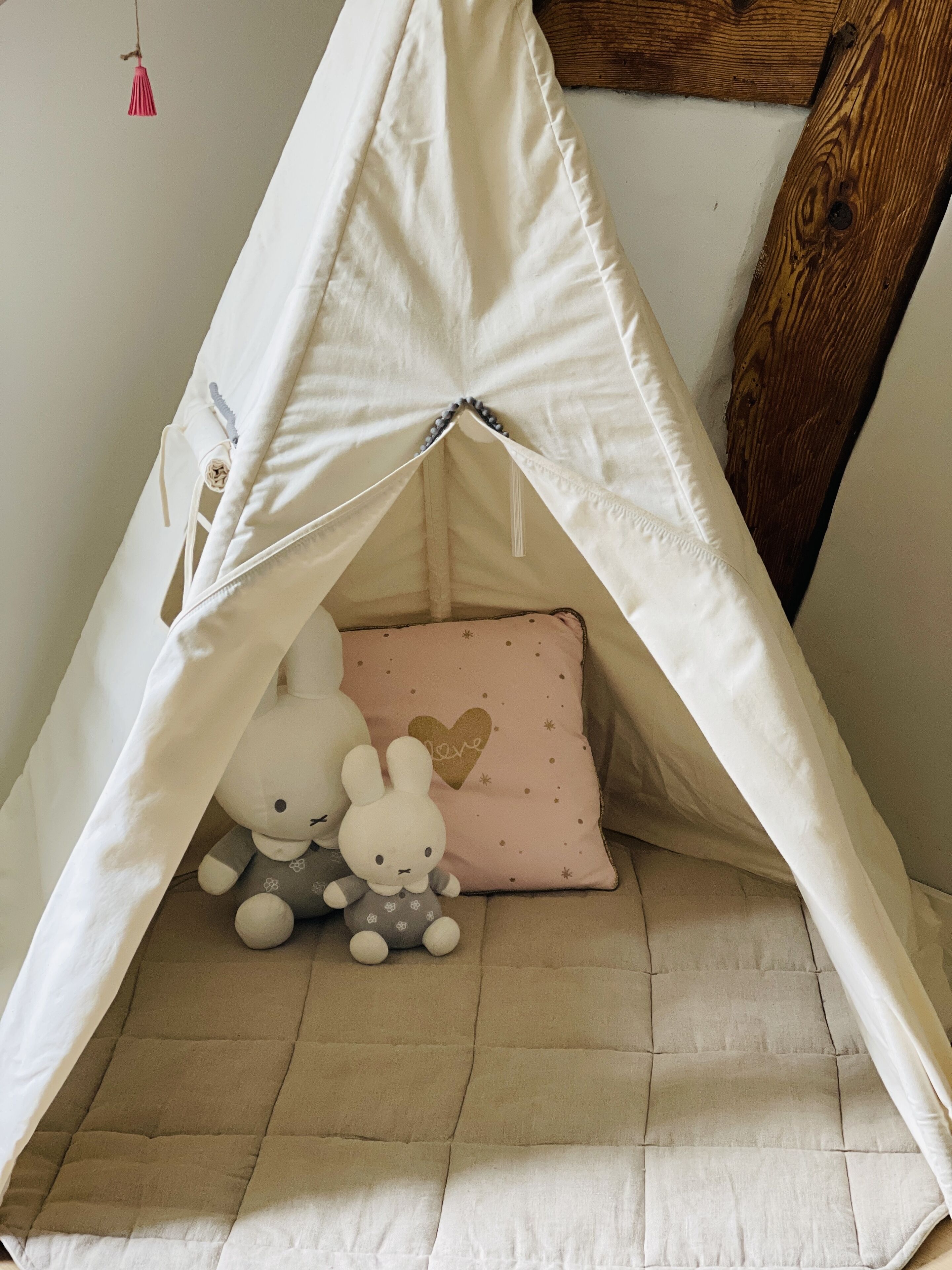 3 soveværelser, pengeskab på værelset, skrivebord, weekendseng