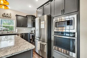 Kjøleskap, mikrobølgeovn, ovn og kokeplater