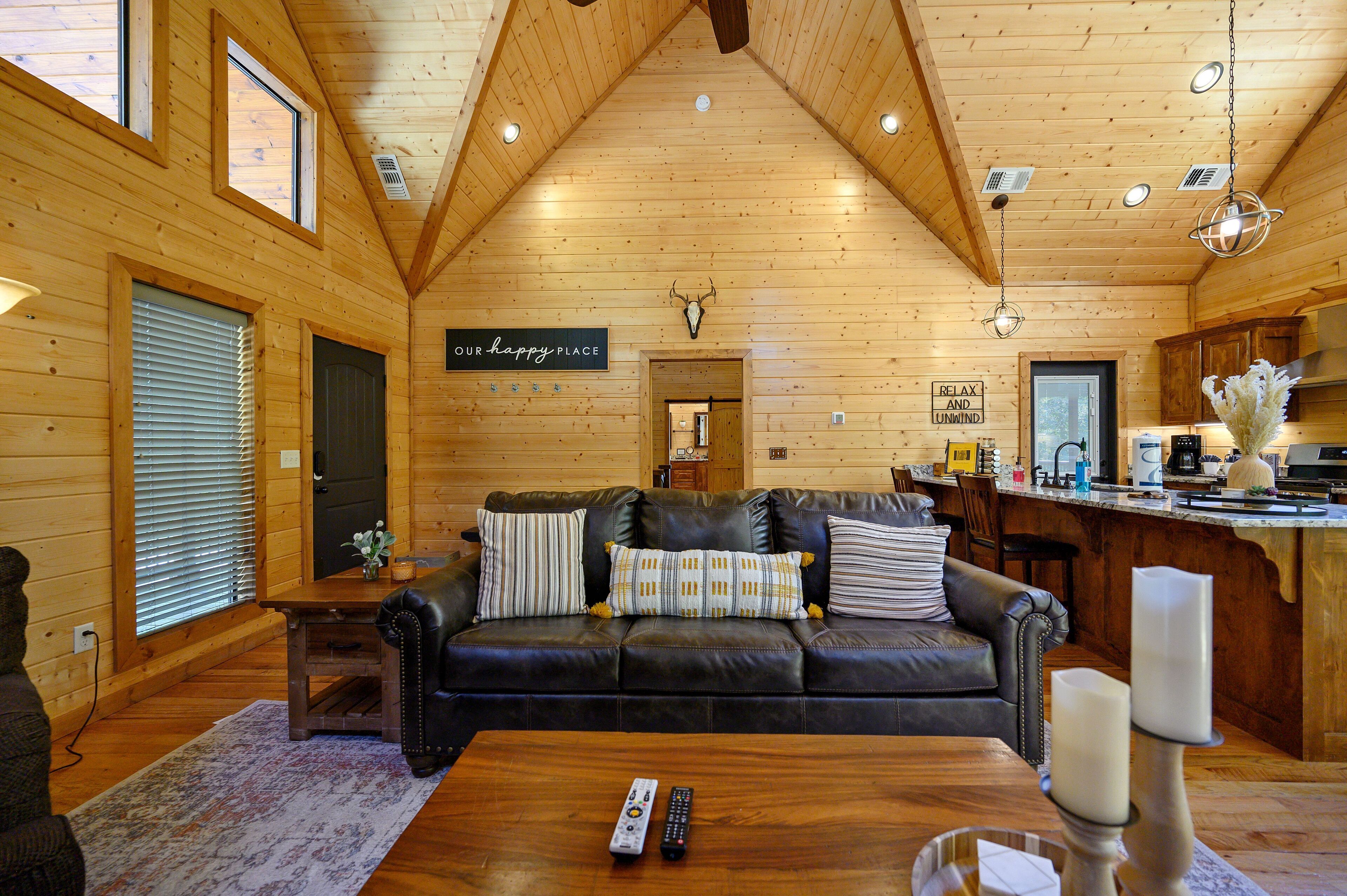 Horsin' Around-New Listing- 1 Bed Sleeps 4 with Hot tub & Fire Pit