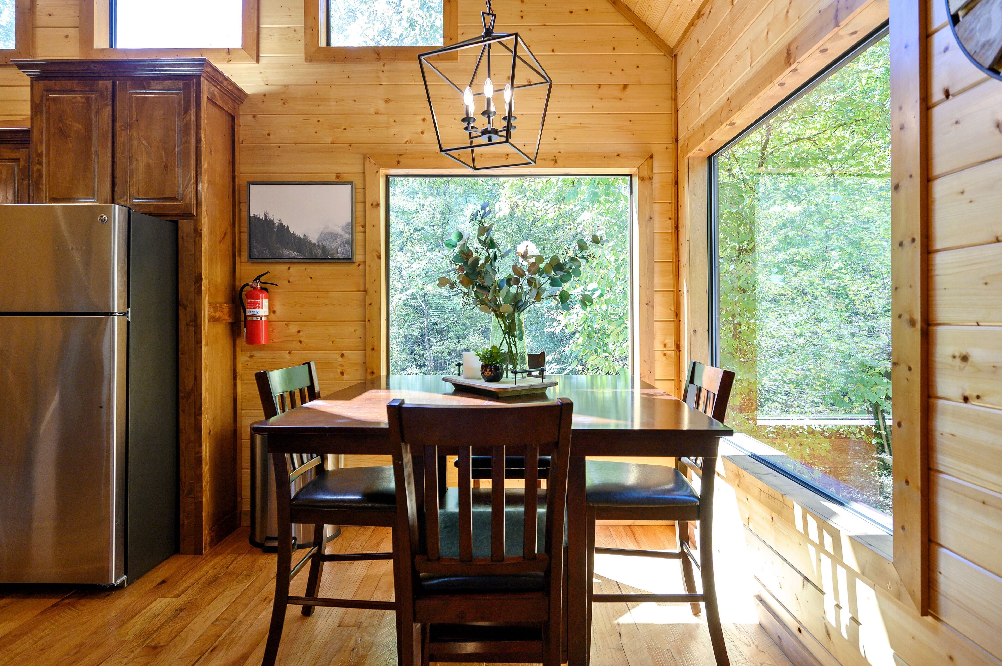 Horsin' Around-New Listing- 1 Bed Sleeps 4 with Hot tub & Fire Pit