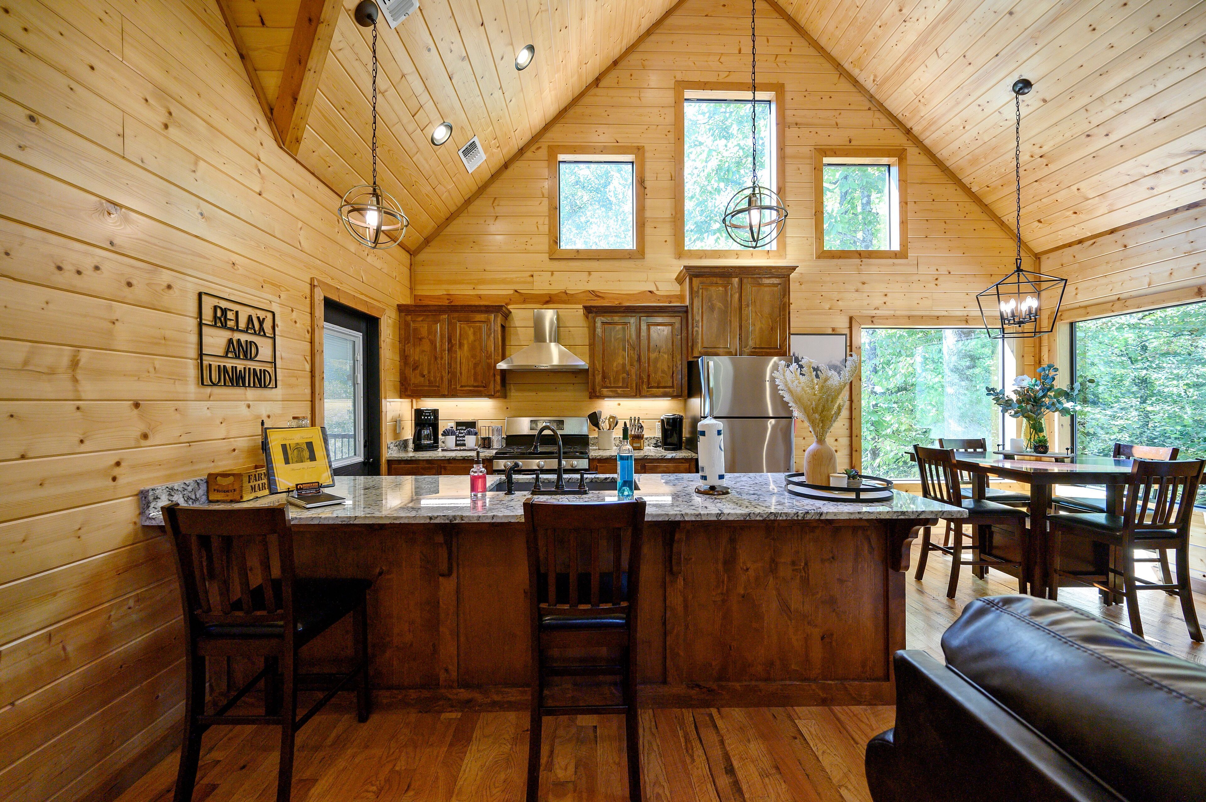 Horsin' Around-New Listing- 1 Bed Sleeps 4 with Hot tub & Fire Pit