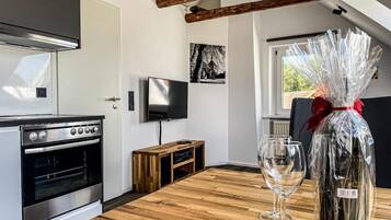 Een koelkast, een oven, een kookplaat, een vaatwasser