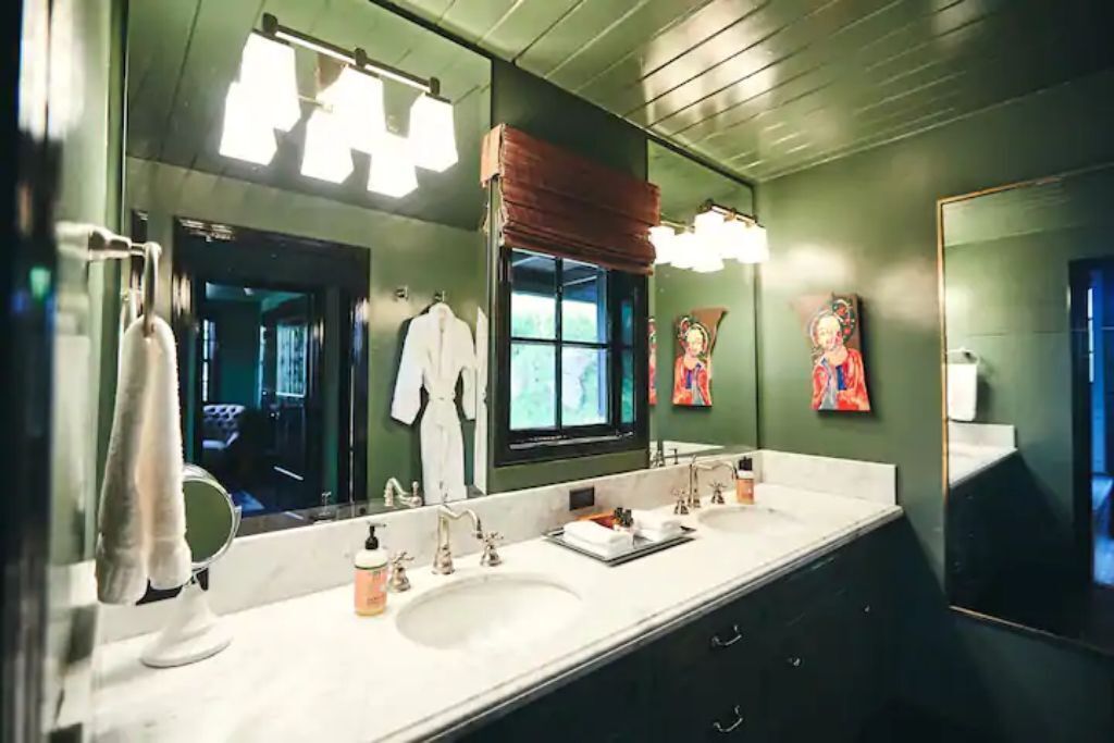 The Gate house Cabin with Cedar Hot Tub