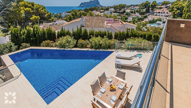 A rooftop pool with a view of the sea and a mountainous landscape. - Villa ALEX by Abahana Villas (Benissa)