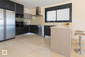 Kühlschrank, Mikrowelle, Ofen, Geschirrspüler