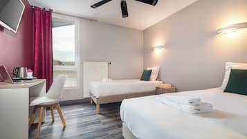 Kolmen hengen huone | Työpöytä, äänieristys, ilmainen Wi-Fi, vuodevaatteet