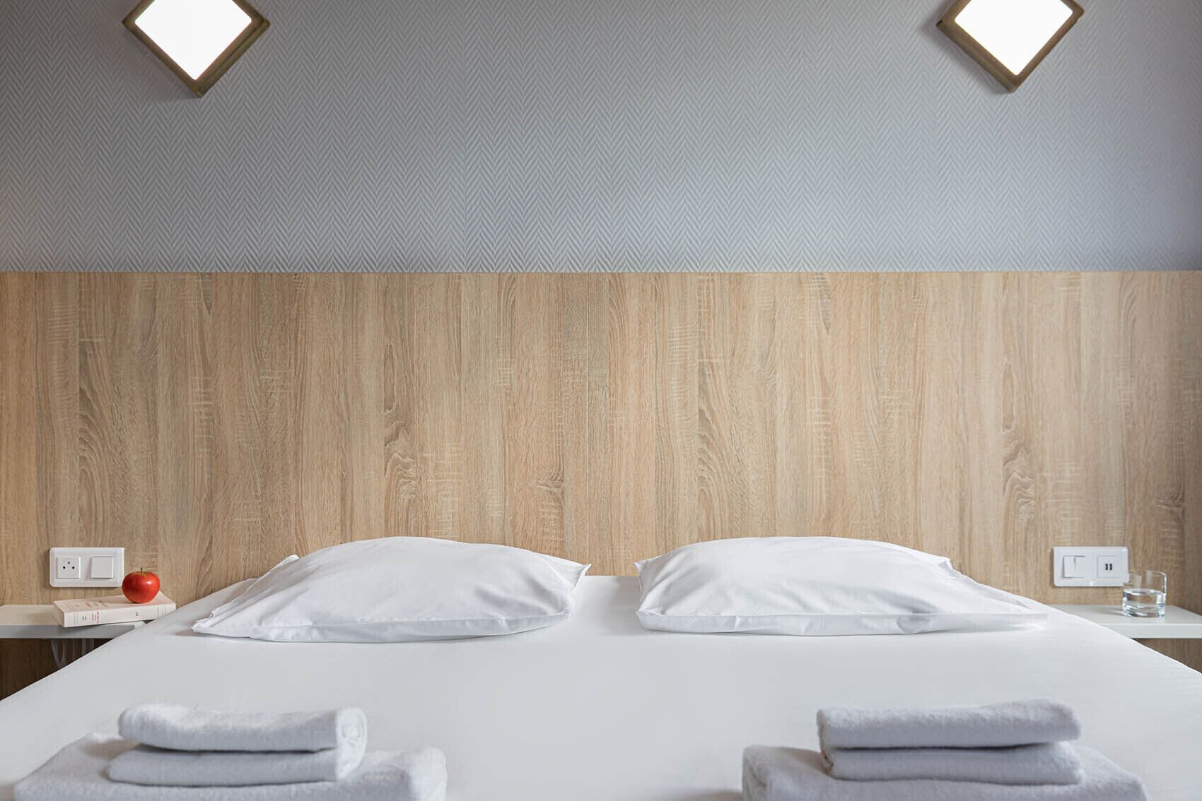 Eenvoudige kamer | Een bureau, geluiddichte muren, gratis wifi, beddengoed