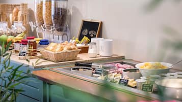 Päivittäinen buffetaamiainen (12 EUR per henkilö)