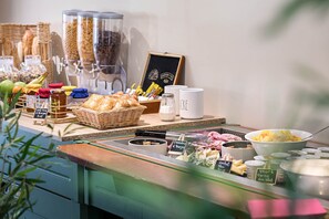 A buffet setup with various food items and condiments. - Hotel l'Abri (Blavozy)