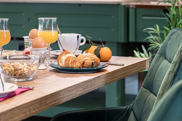 Sarapan bufet setiap hari (EUR 12 seorang)