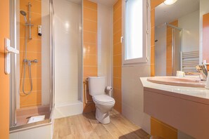 A bathroom with a shower, toilet, and sink. - Hotel l'Abri (Blavozy)