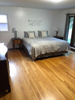 4 bedrooms, desk, iron/ironing board, free WiFi