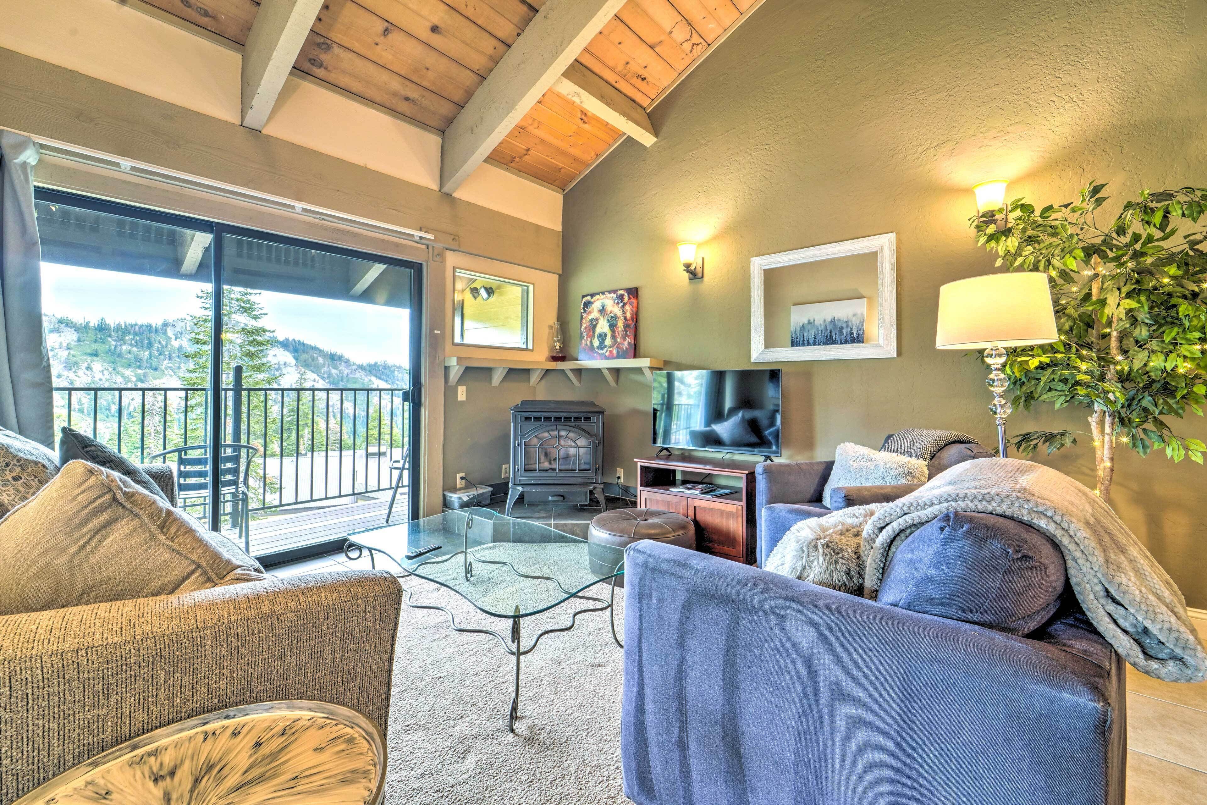 Mountain-View Lake Tahoe Paradise: 8 Mi to Beaches