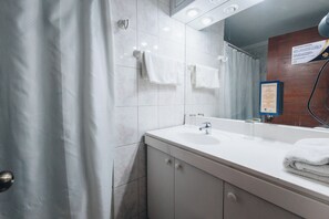 Combined shower/tub, hair dryer, towels - HOTEL EL DORADO (Concepción)