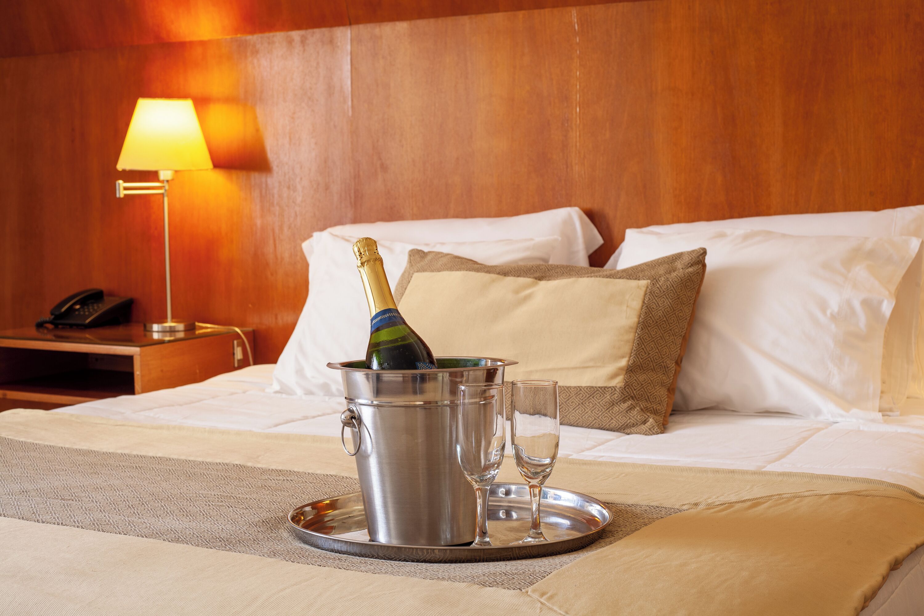 高級開放式套房, 1 張特大雙人床 | 客房內保險箱、獨特裝潢、布置獨特、書桌