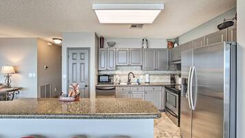 Fridge, microwave, stovetop, dishwasher