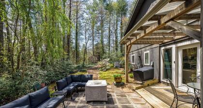 Modern Luxury Woodland Hendo Haven w/ hot tub