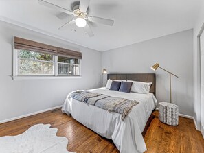 6 slaapkamers, een bureau, een strijkplank/strijkijzer, reisbedje