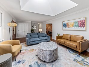 Smart-tv, een open haard, videospelletjes en tafelvoetbal