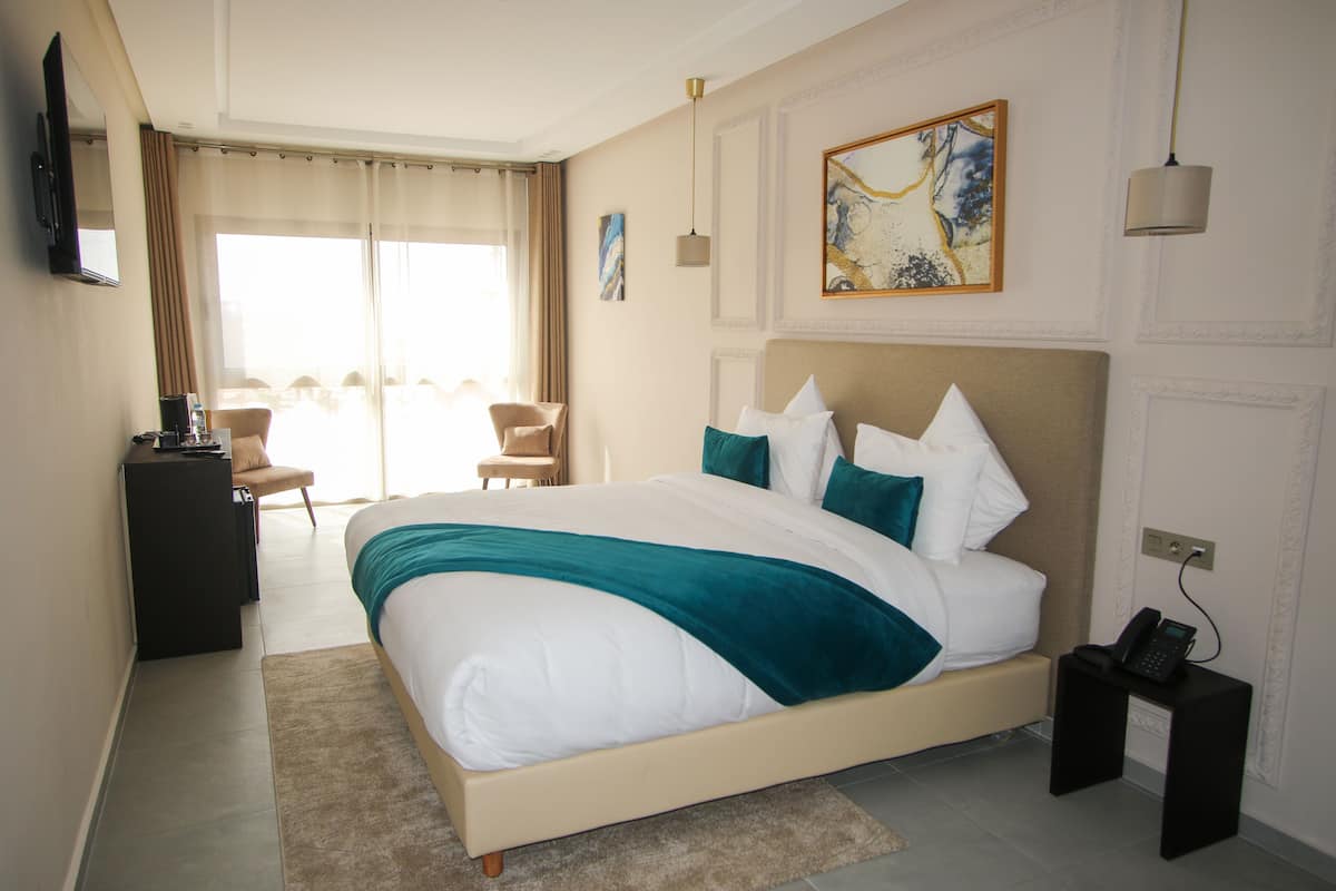 Double Room | Minibar, in-room safe, desk, laptop workspace