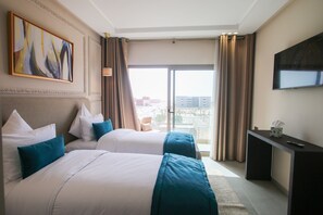 Minibar, coffres-forts dans les chambres, bureau