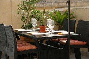 Outdoor dining - Casa Deguara townhouse Rabat Malta (Ir-Rabat)