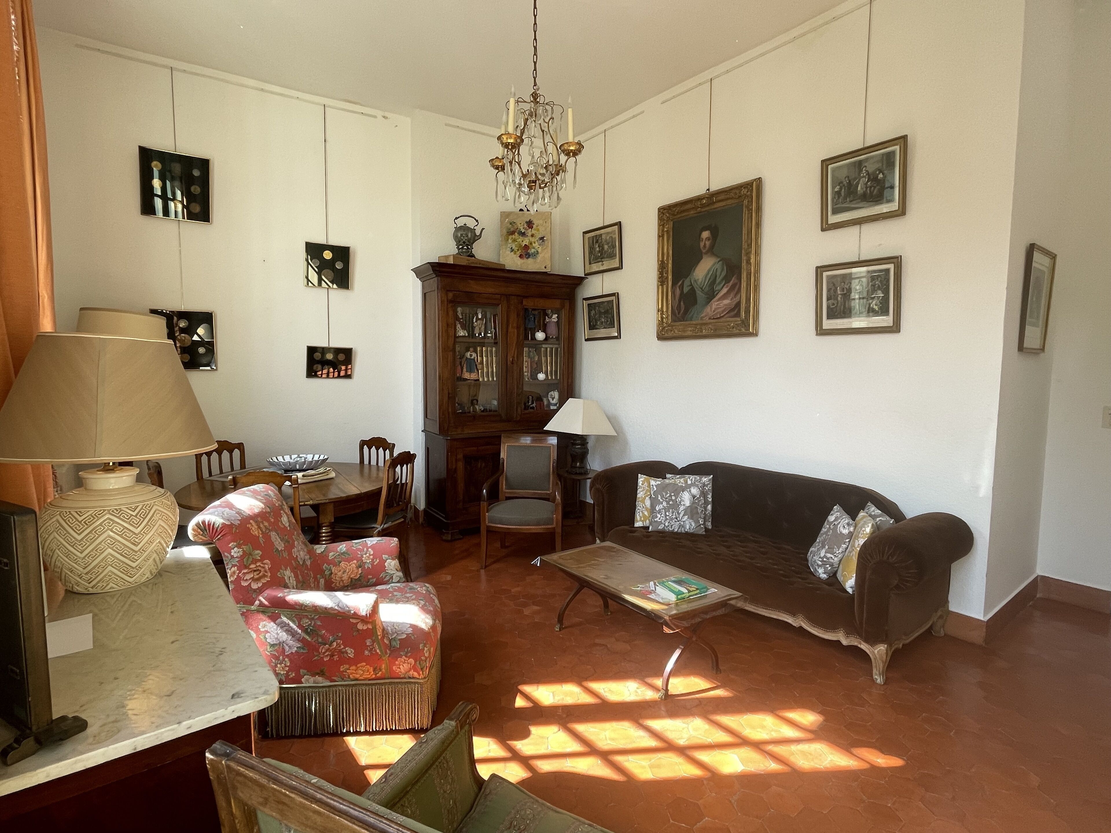 Cyrano. Au coeur de la place aux Herbes appartement ancien pour 4 personnes