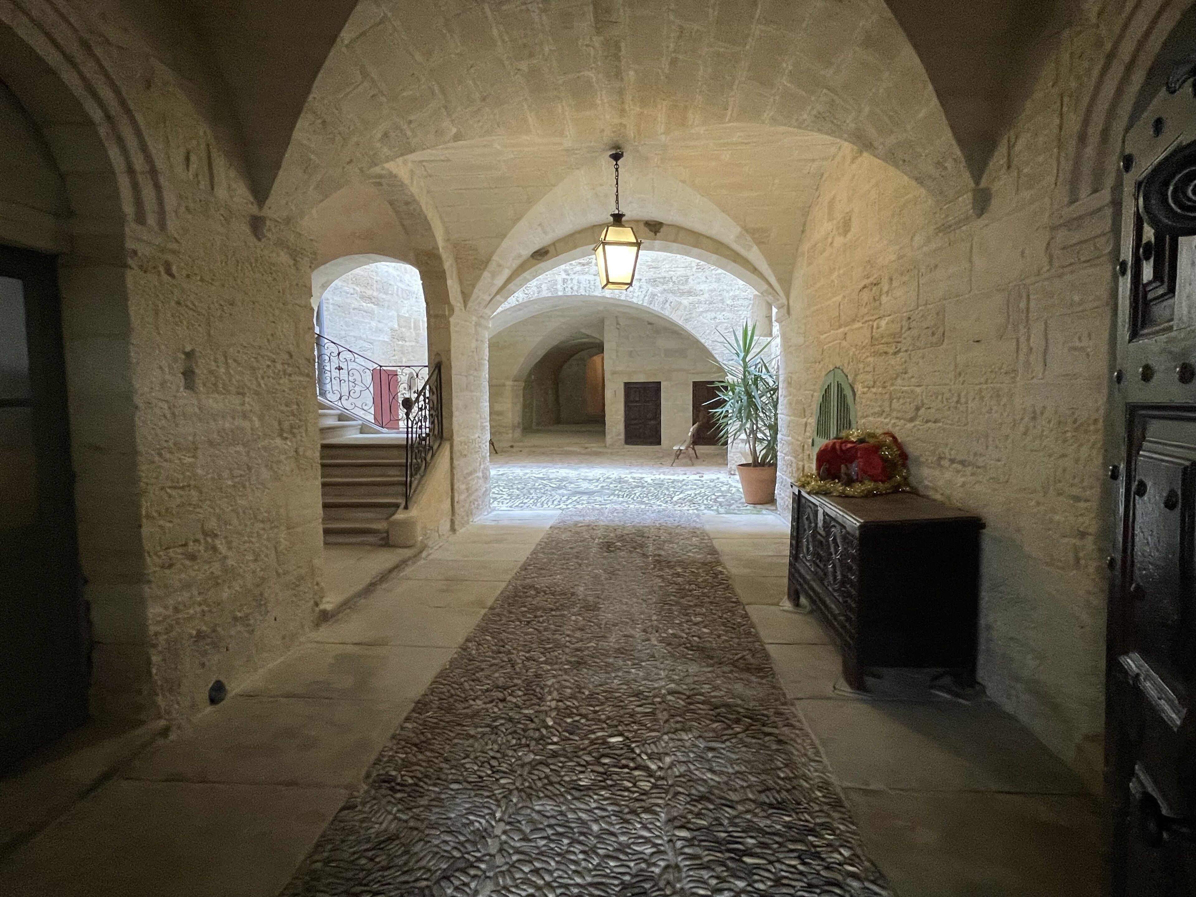 Cyrano. Au coeur de la place aux Herbes appartement ancien pour 4 personnes
