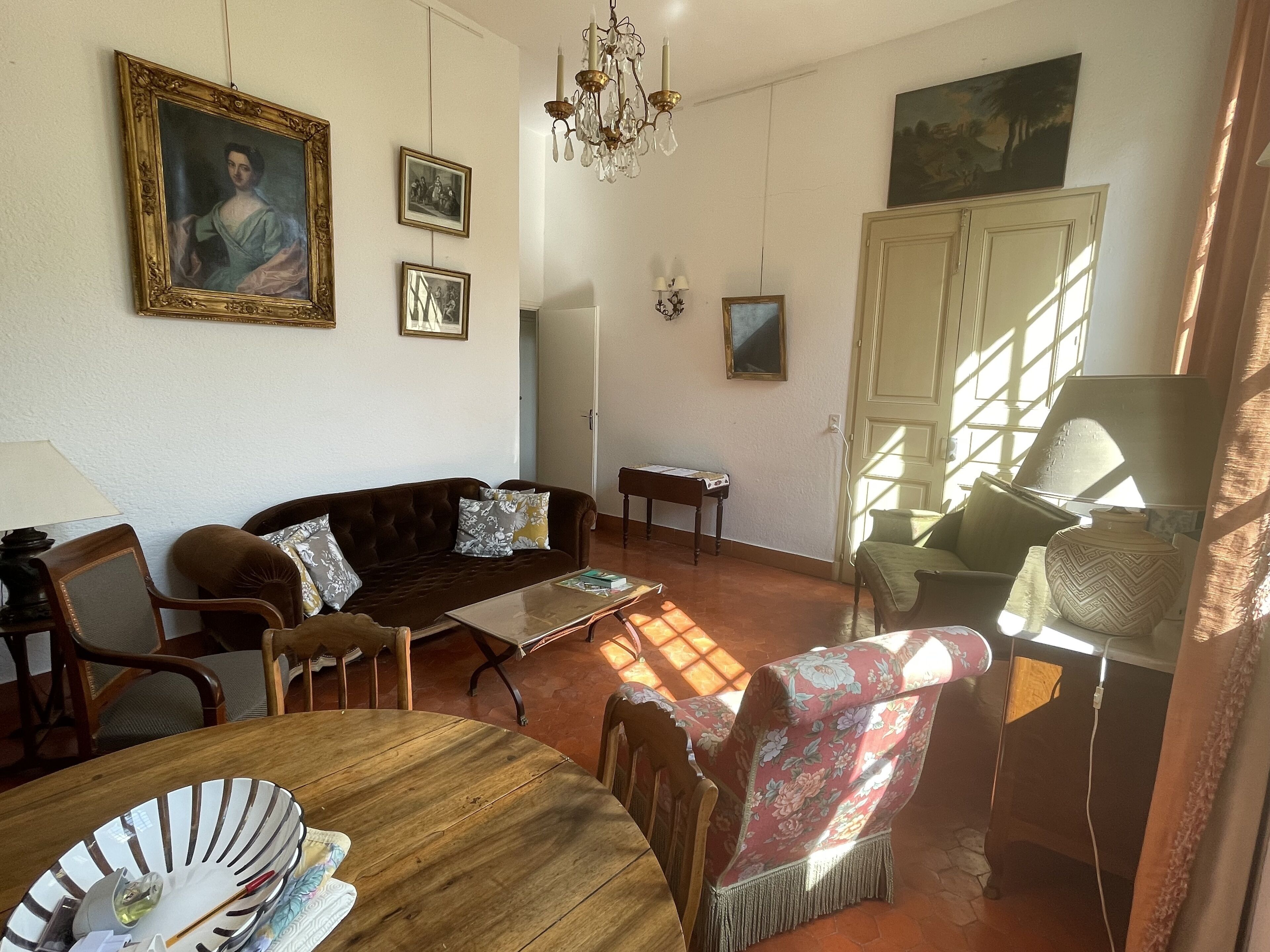 Cyrano. Au coeur de la place aux Herbes appartement ancien pour 4 personnes