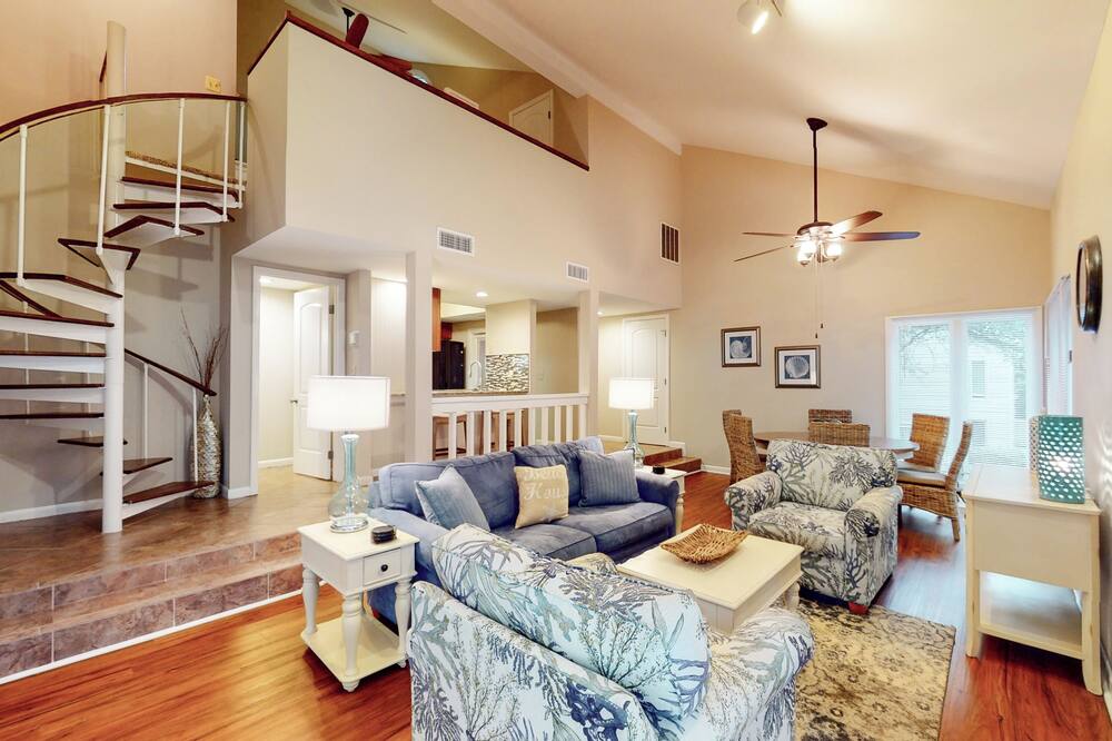 Great Family Layout!