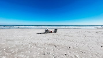 Plage, chaises longues, serviettes de plage