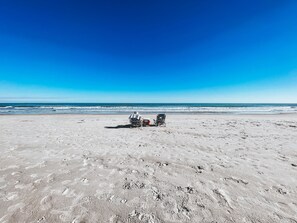 En la playa, sillas reclinables de playa, toallas de playa