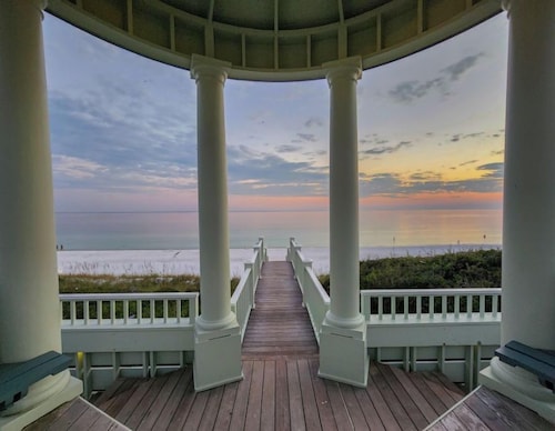 Welcome to Idlewild South! Steps to both downtown and the beach.