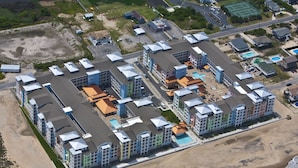 Et kysthotel med flere bygninger, en strand og en swimmingpool.