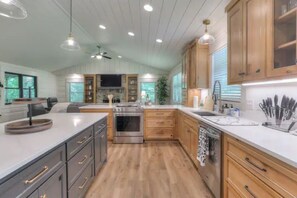 Fridge, microwave, oven, stovetop - Lakeside Family Escape-Modern log home in secluded cove w/pvt. dock, Sleeps 12 (Lynchburg)
