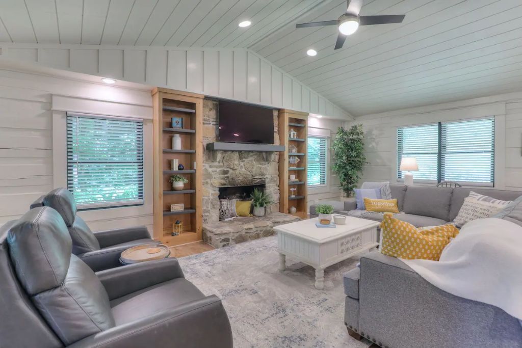 Modern log home w/private dock, overlooking secluded cove; 5 bedrooms/3-baths.