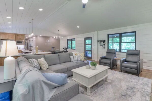 Smart TV, video games, table tennis, books - Lakeside Family Escape-Modern log home in secluded cove w/pvt. dock, Sleeps 12 (Lynchburg)